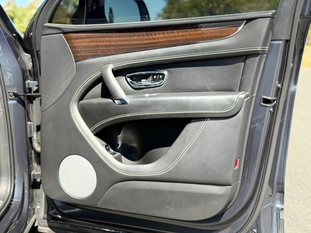 Used 2018 Bentley Bentayga AWD/4WD image 29
