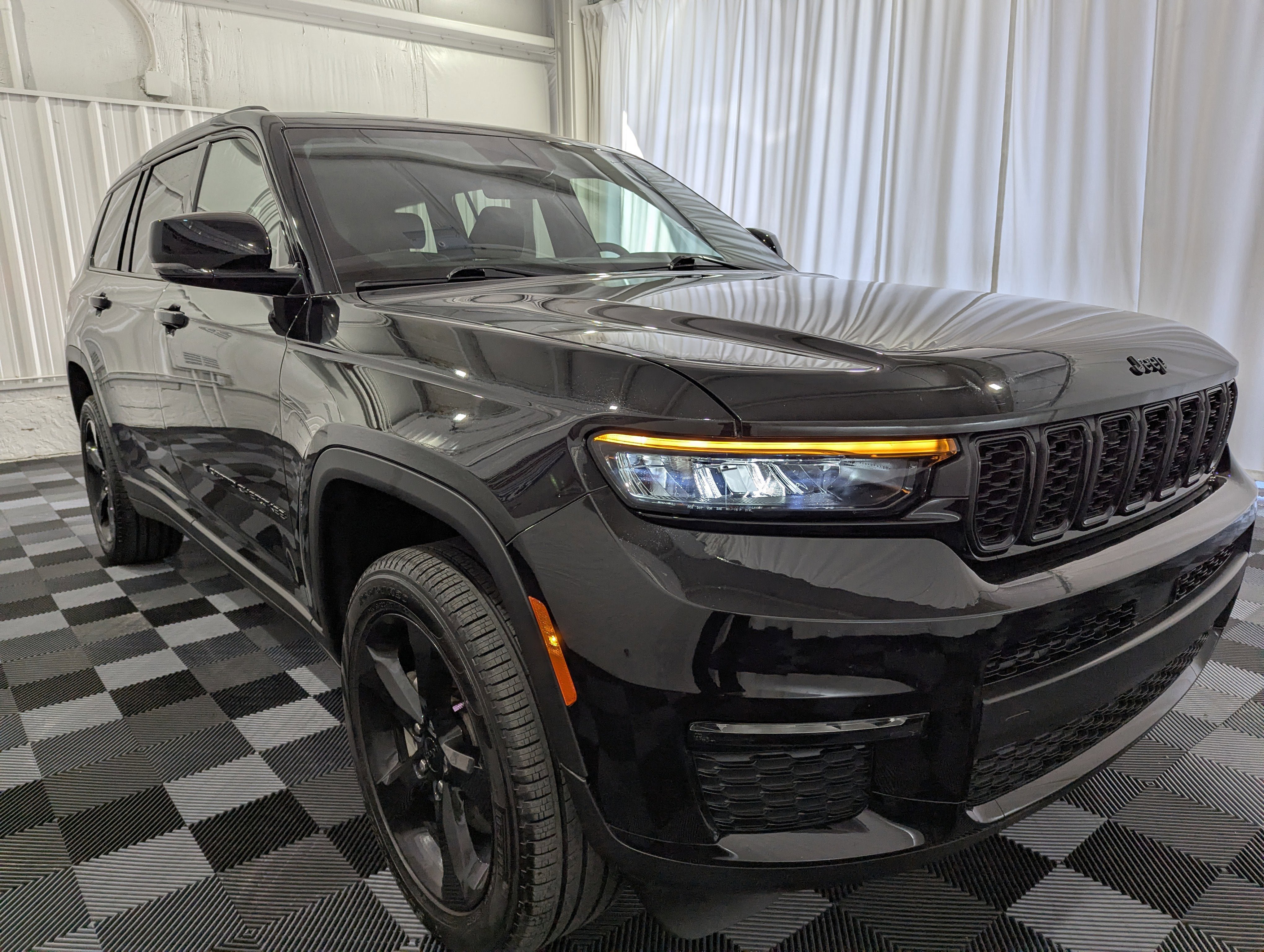 Used 2025 Jeep Grand Cherokee L Limited w/ Black Appearance Package image 4