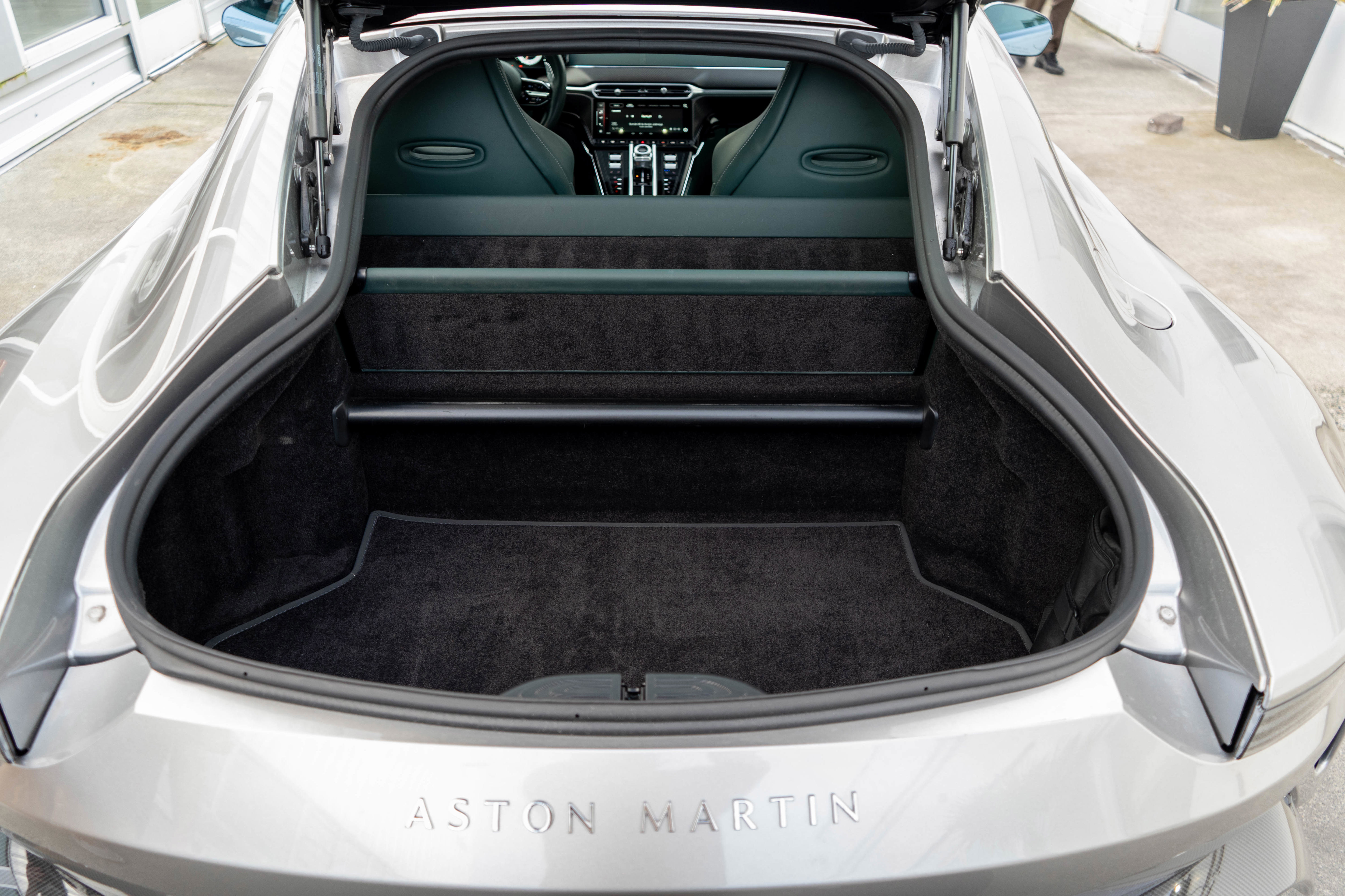 Used 2025 Aston Martin V8 Vantage Coupe image 28