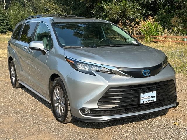 Used 2025 Toyota Sienna XLE w/ XLE Plus Package AWD/4WD image 2