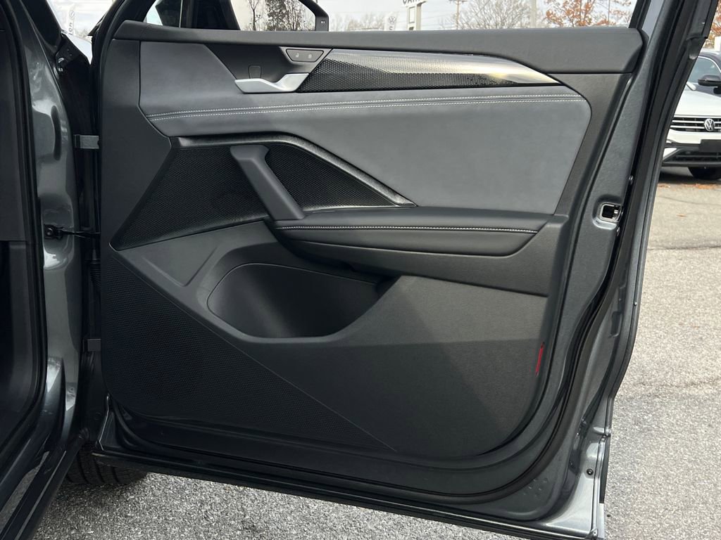 New 2026 Volkswagen Tiguan SE R-Line image 9