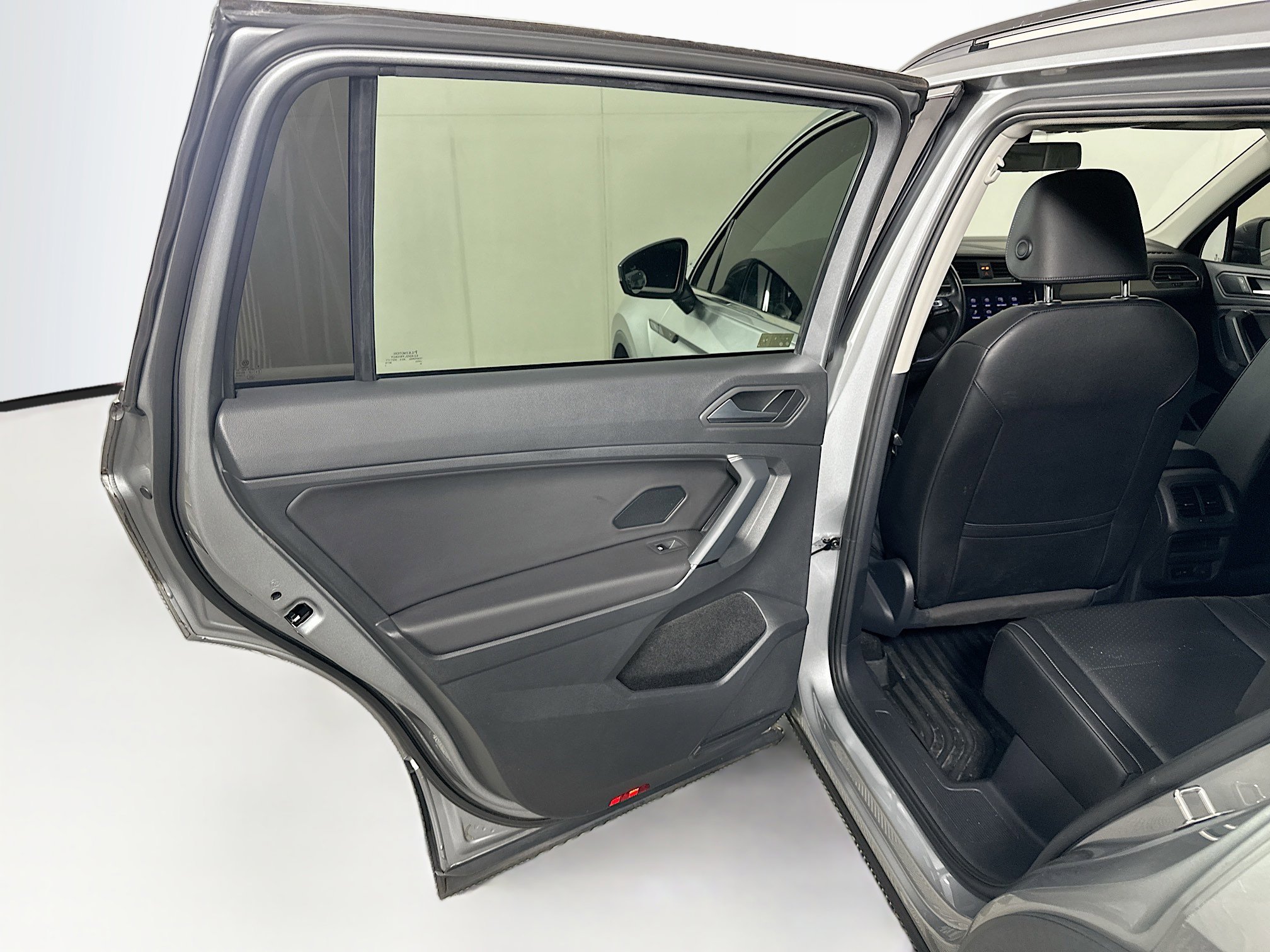 Used 2019 Volkswagen Tiguan SE w/ Panoramic Sunroof Package FWD image 26