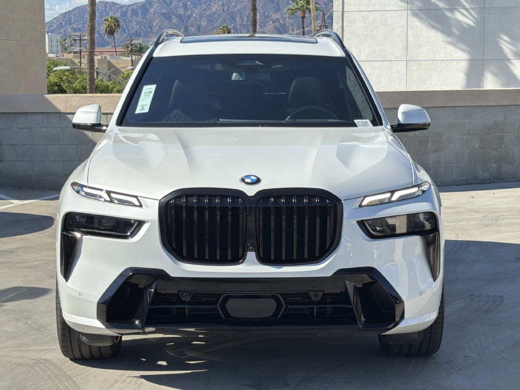 Used 2024 BMW X7 xDrive40i w/ M Sport Package AWD/4WD image 3