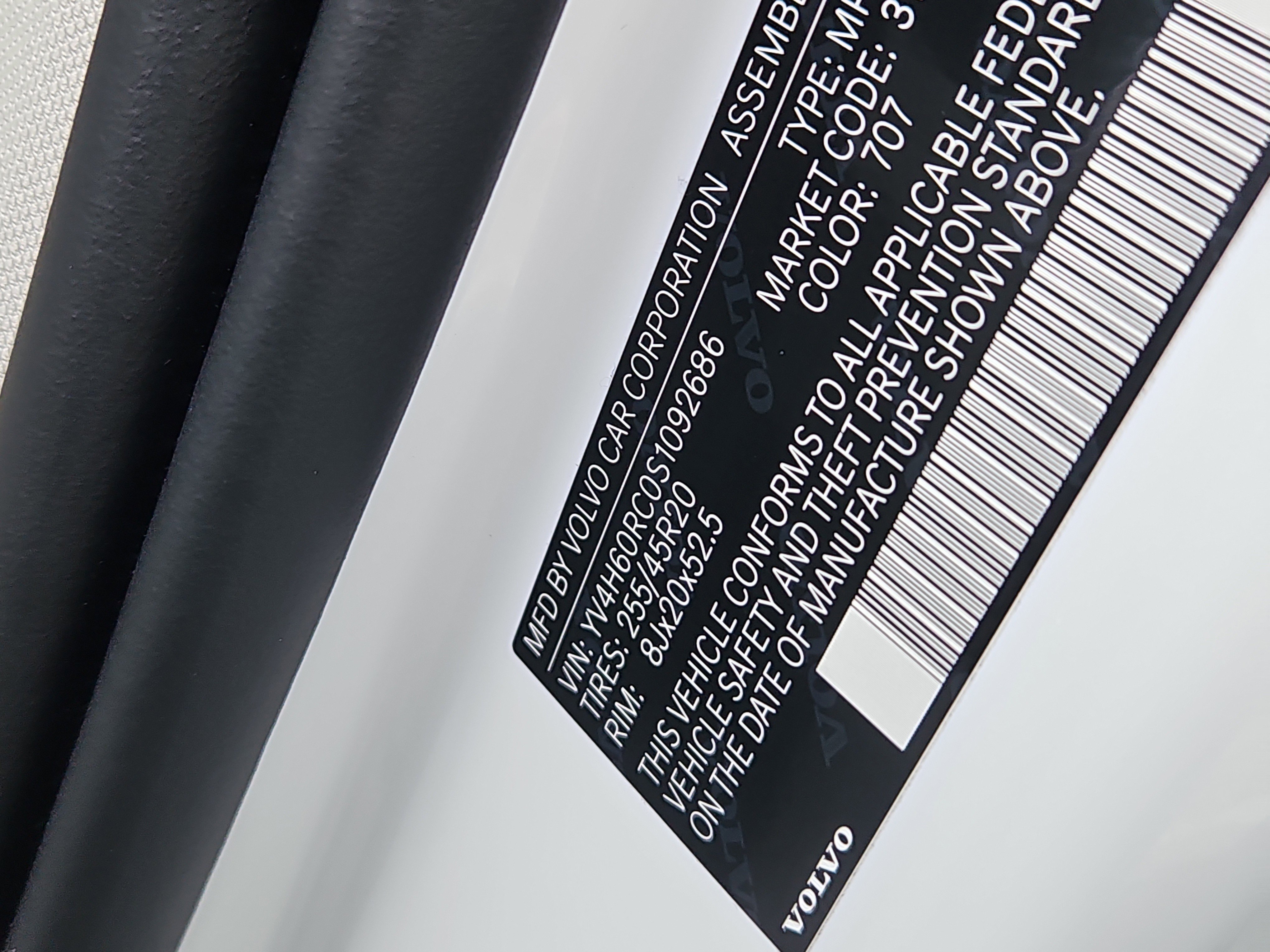 Used 2025 Volvo XC60 T8 Plus w/ Protection Package Premier image 7