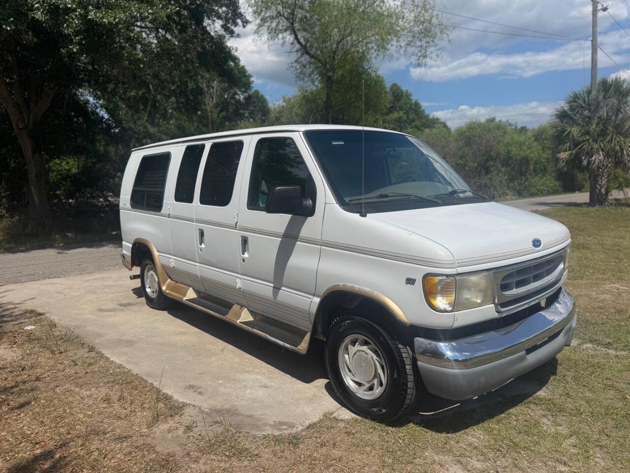 Used 1997 Ford E-150 and Econoline 150 RWD image 2