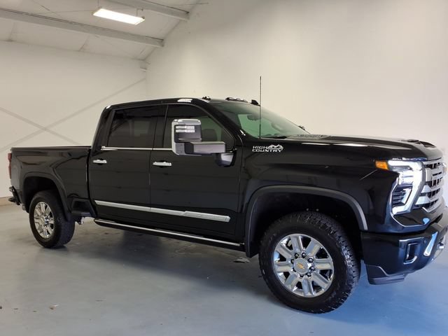 Used 2026 Chevrolet Silverado 2500 High Country w/ High Country Premium Package AWD/4WD image 2