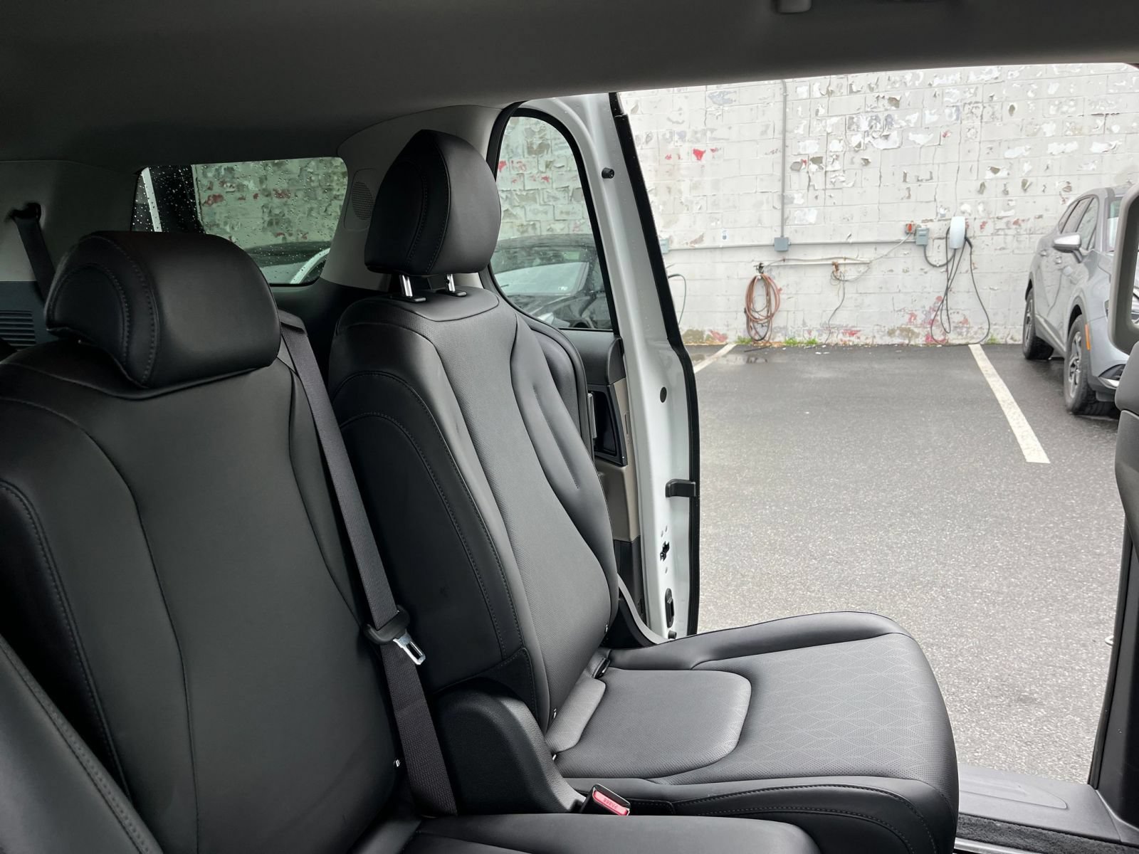 Used 2026 Kia Carnival FWD image 39