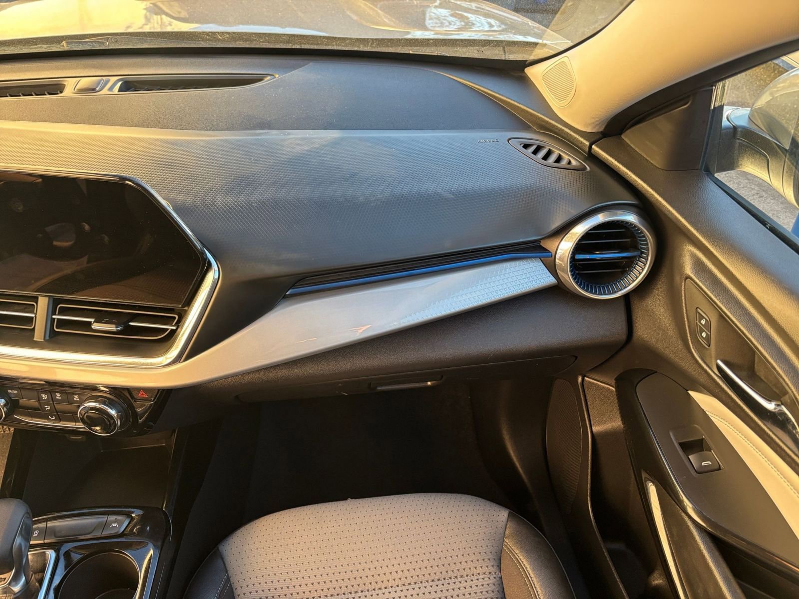 Used 2025 Chevrolet Trax LT image 35