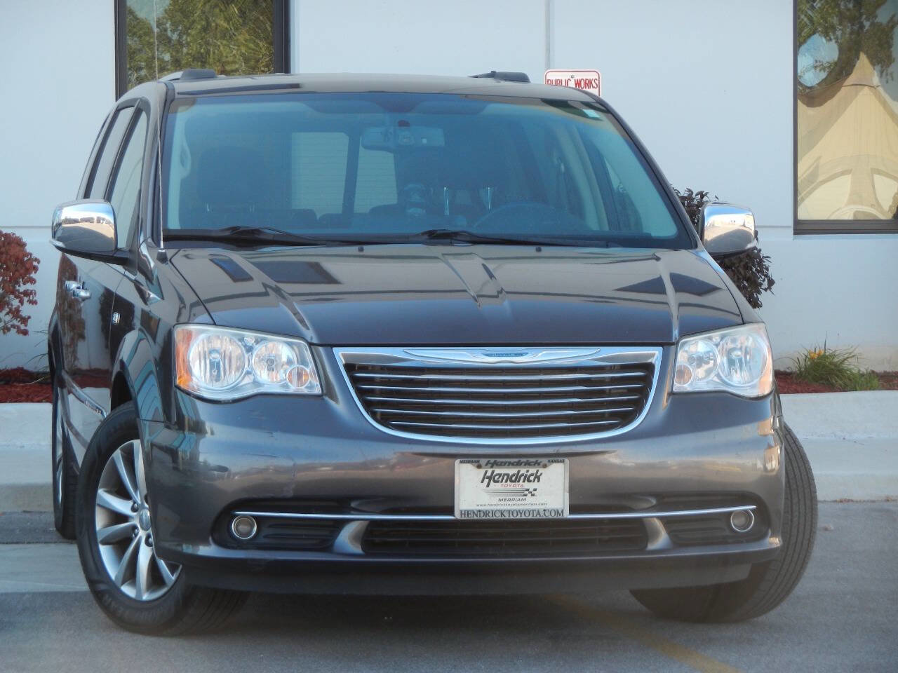 Used 2014 Chrysler Town & Country Touring-L image 5