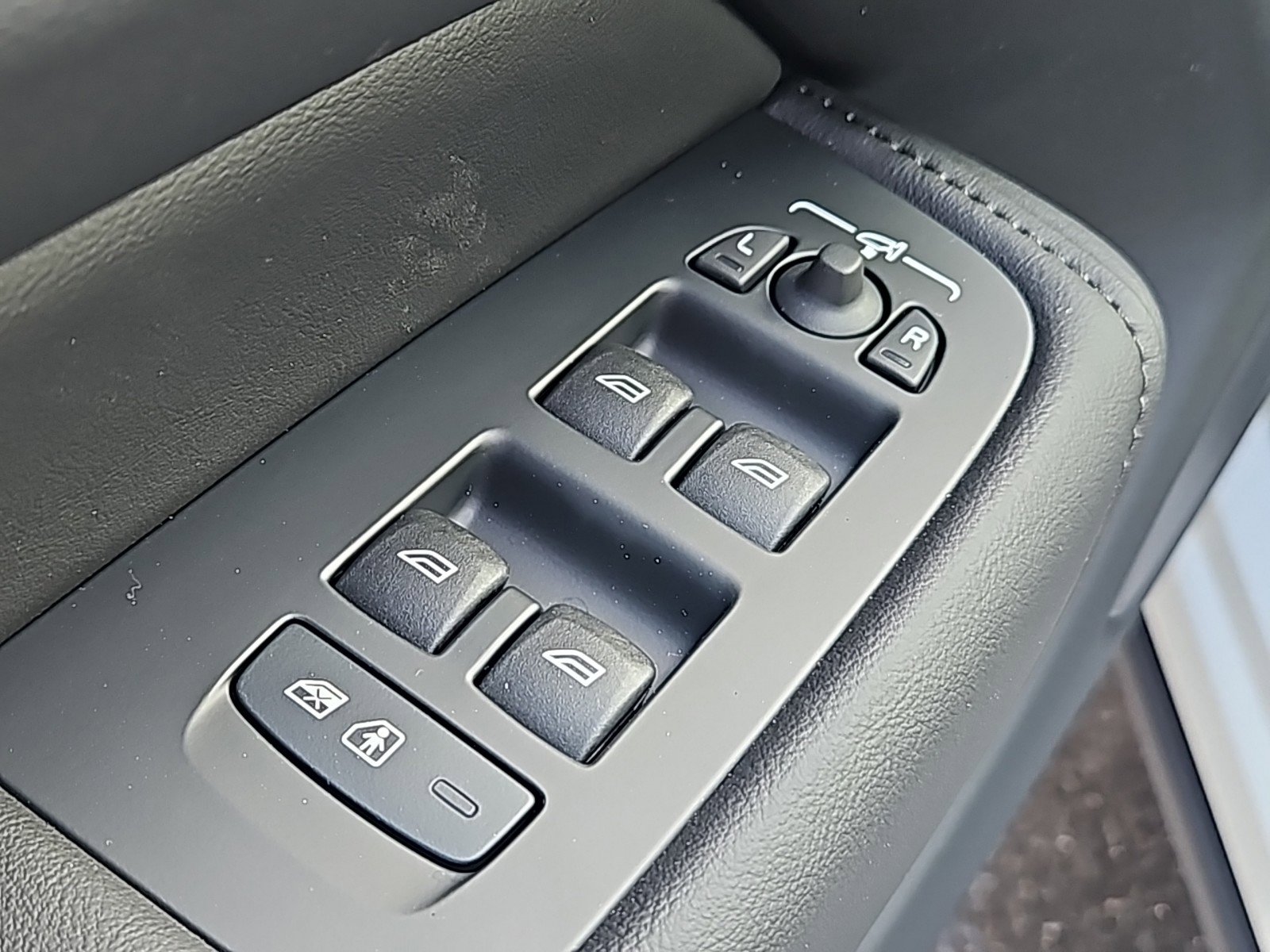 New 2025 Volvo XC60 T8 Plus w/ Climate Package image 17