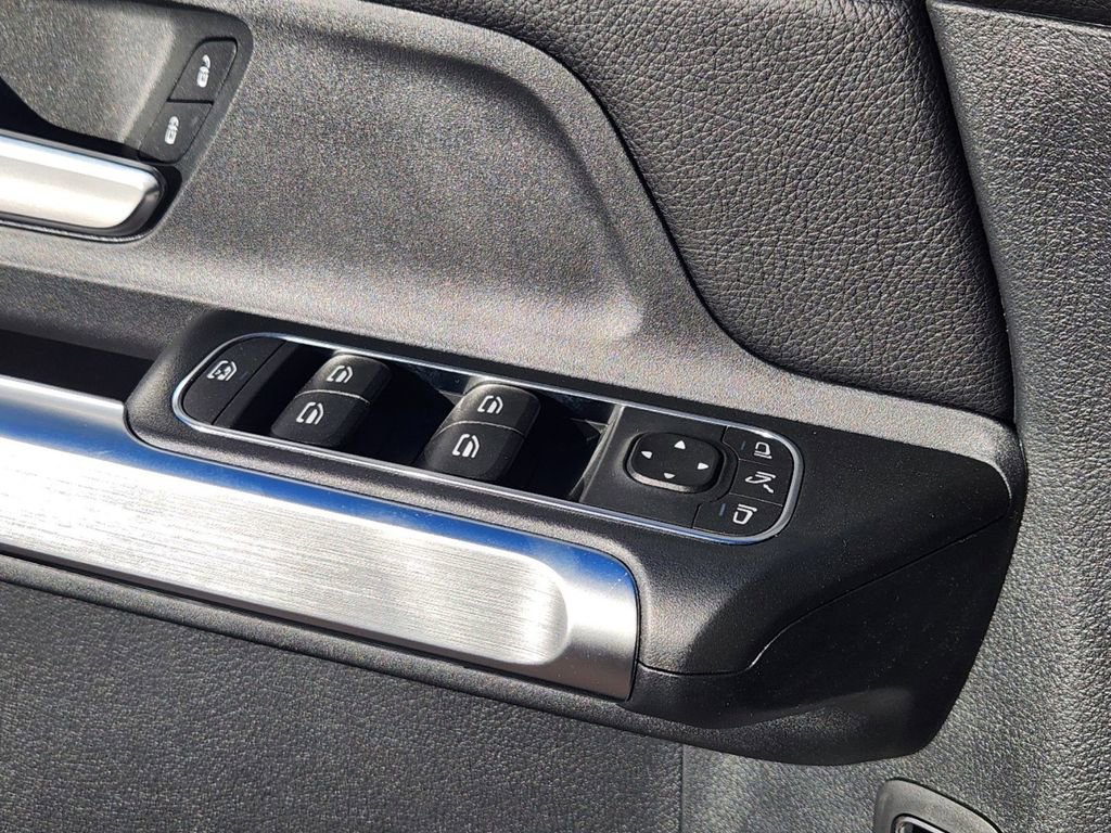 New 2025 Mercedes-Benz GLB 250 4MATIC image 9