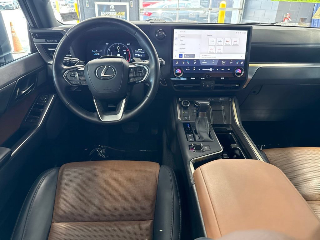Used 2024 Lexus GX 550 w/ Accessory Package (Z1) AWD/4WD image 14