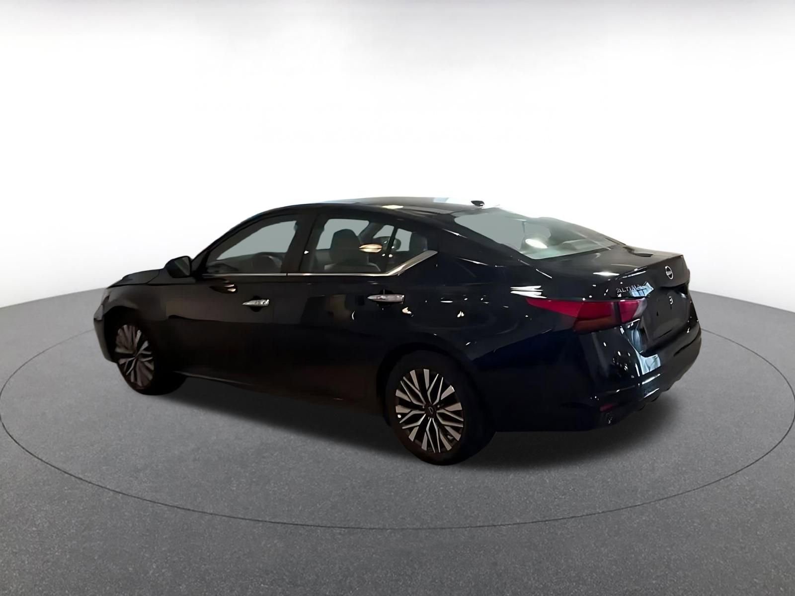 Used 2025 Nissan Altima 2.5 SV image 9