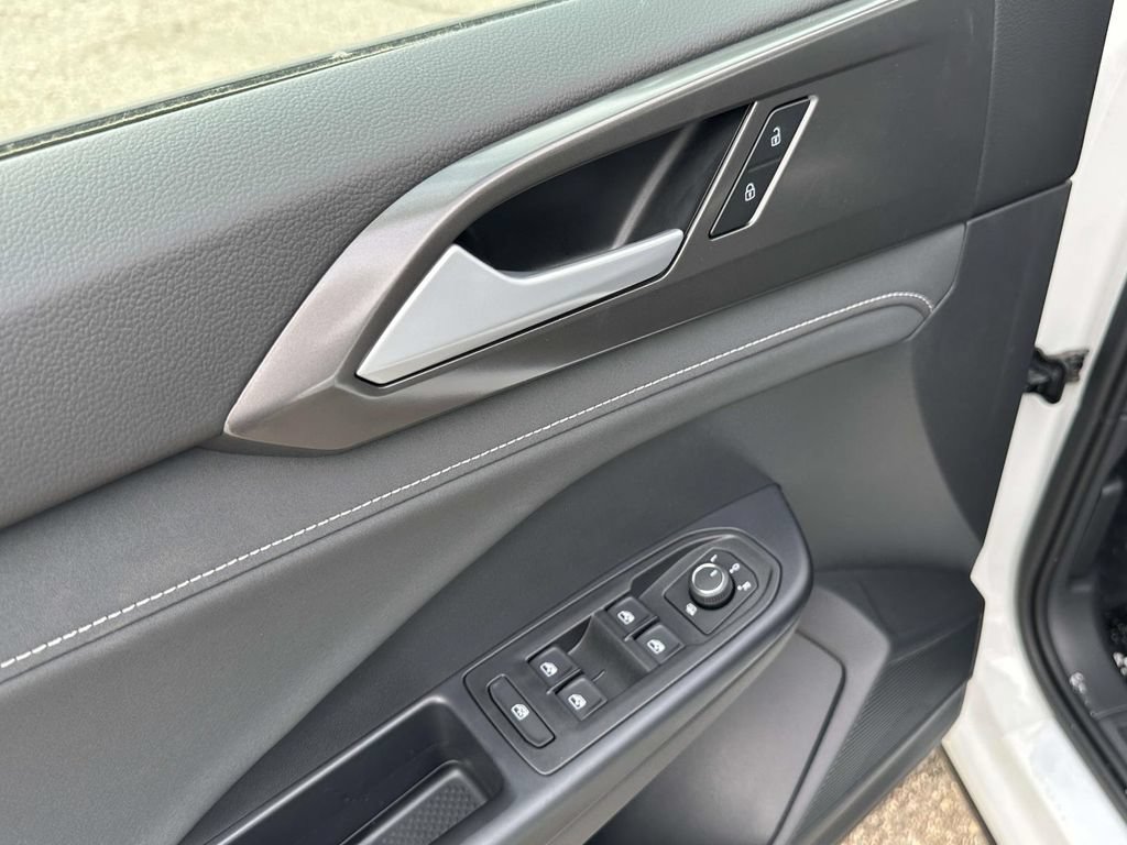 New 2025 Volkswagen Taos SE FWD image 12