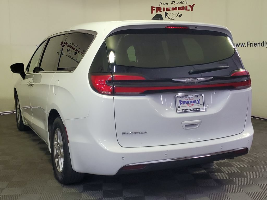 Used 2024 Chrysler Pacifica Touring-L FWD image 4