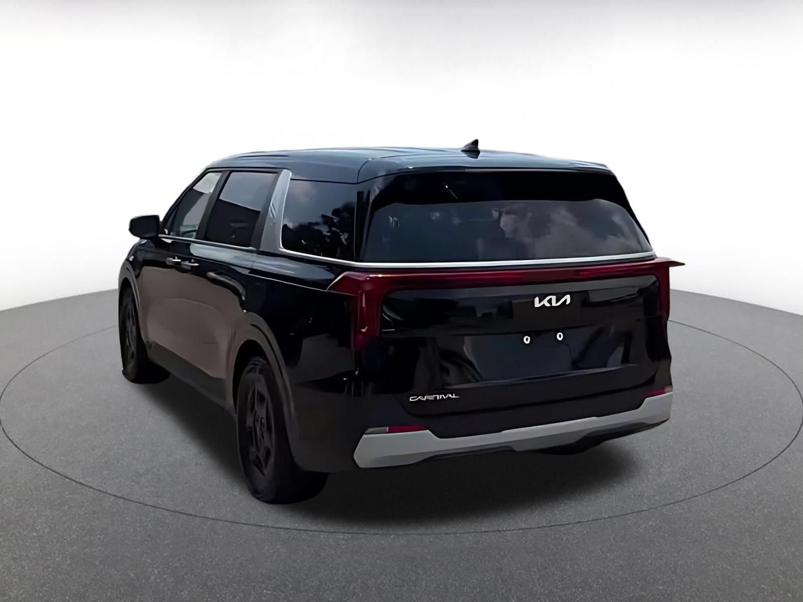 Used 2026 Kia Carnival FWD image 8
