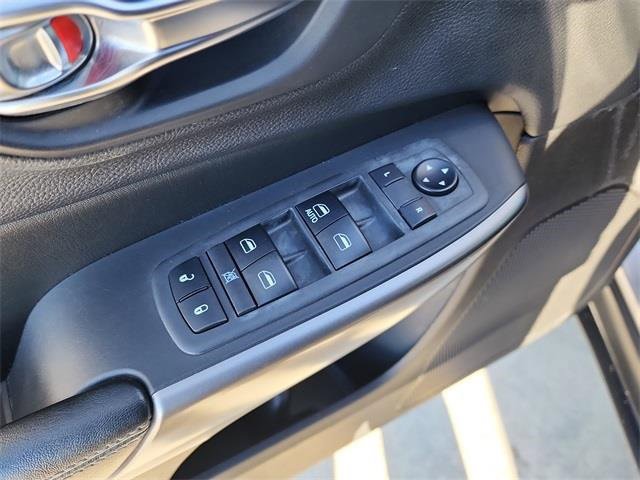 Used 2019 Jeep Cherokee Latitude w/ Popular Appearance Group image 11