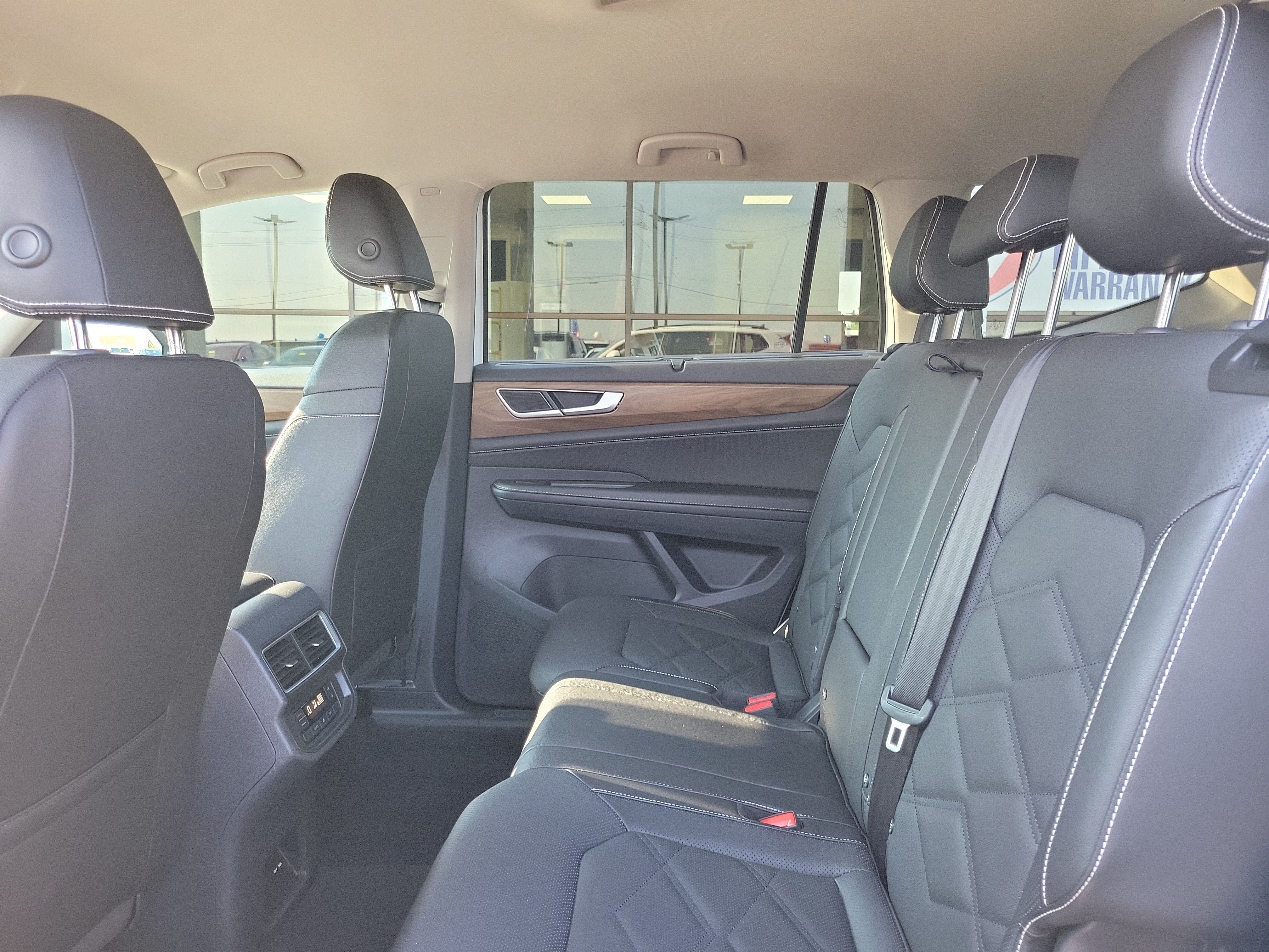 Used 2025 Volkswagen Atlas SE FWD image 11