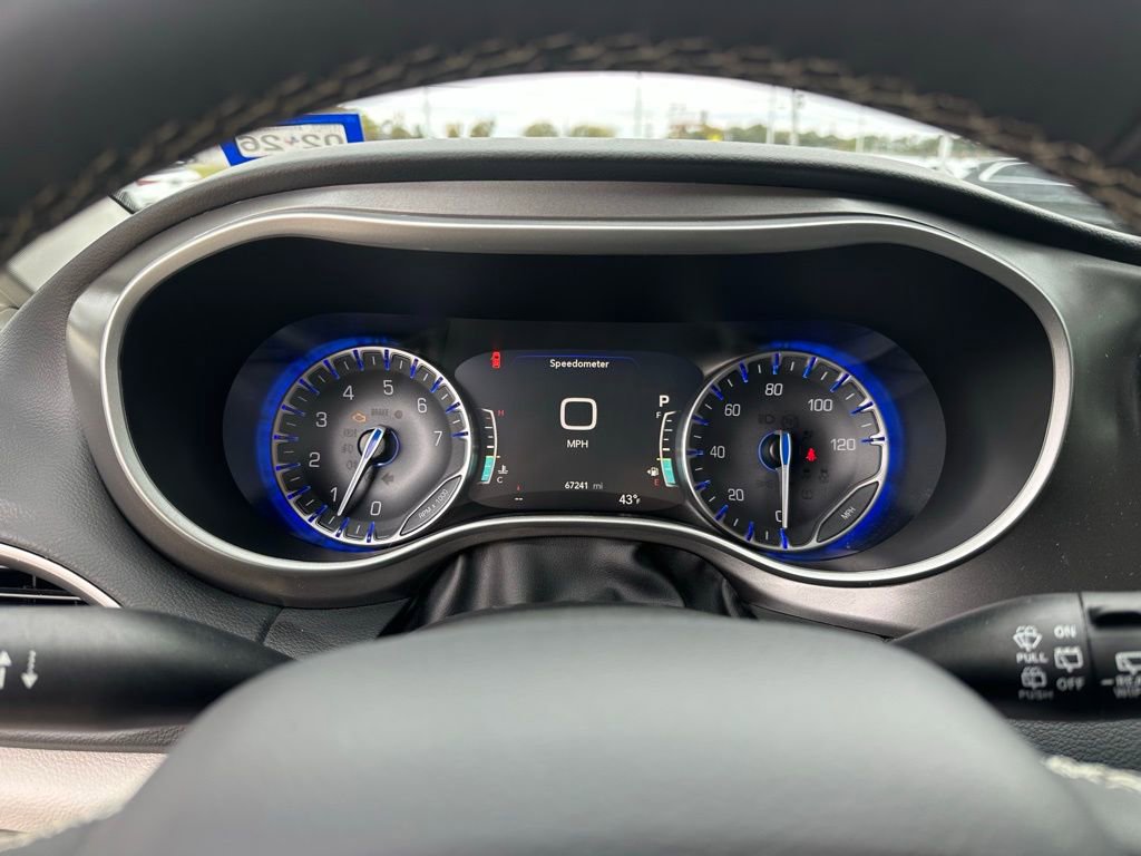 Used 2024 Chrysler Pacifica Touring-L image 14