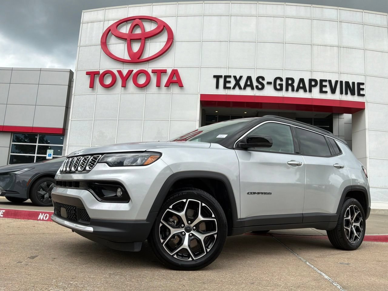 Used 2025 Jeep Compass Limited AWD/4WD image 2