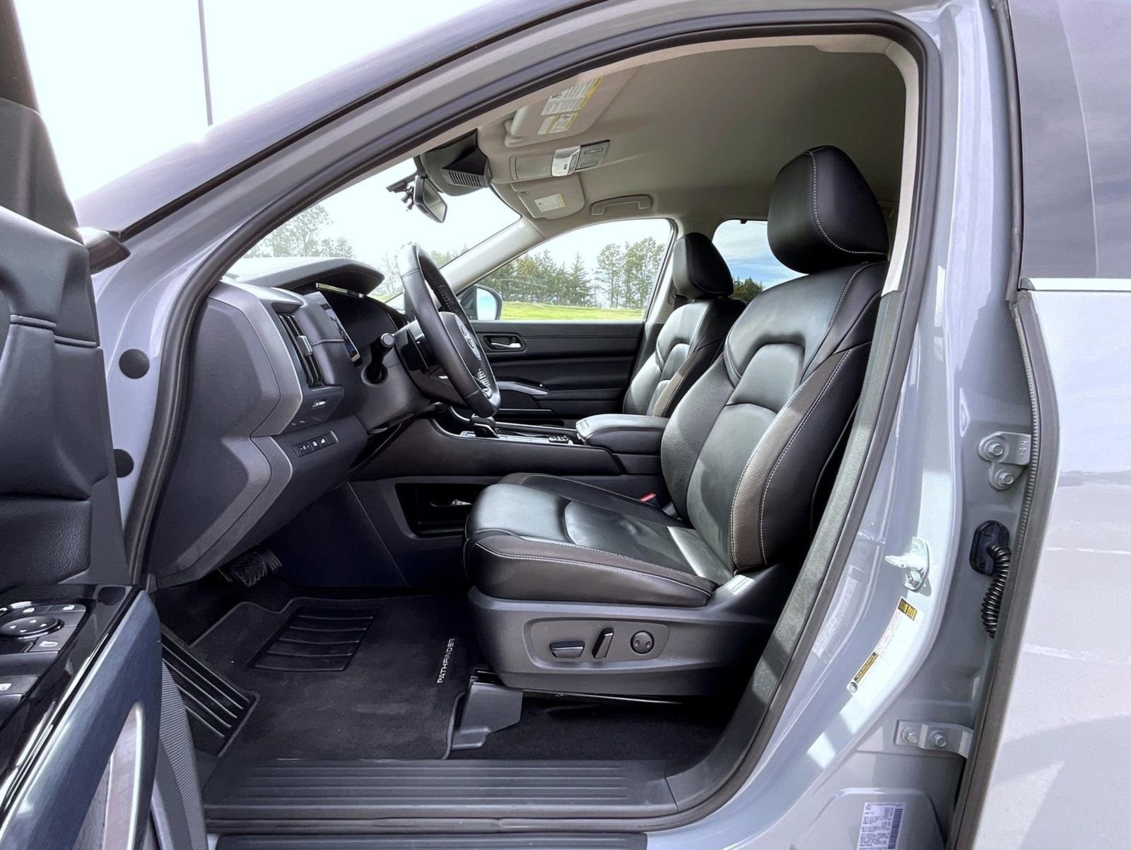 Used 2023 Nissan Pathfinder SL AWD/4WD image 10