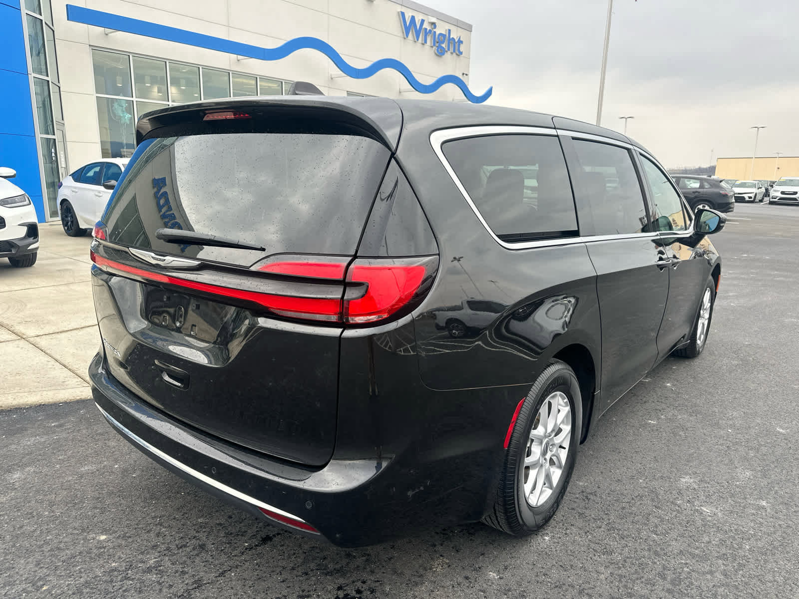 Used 2024 Chrysler Pacifica Touring-L image 9