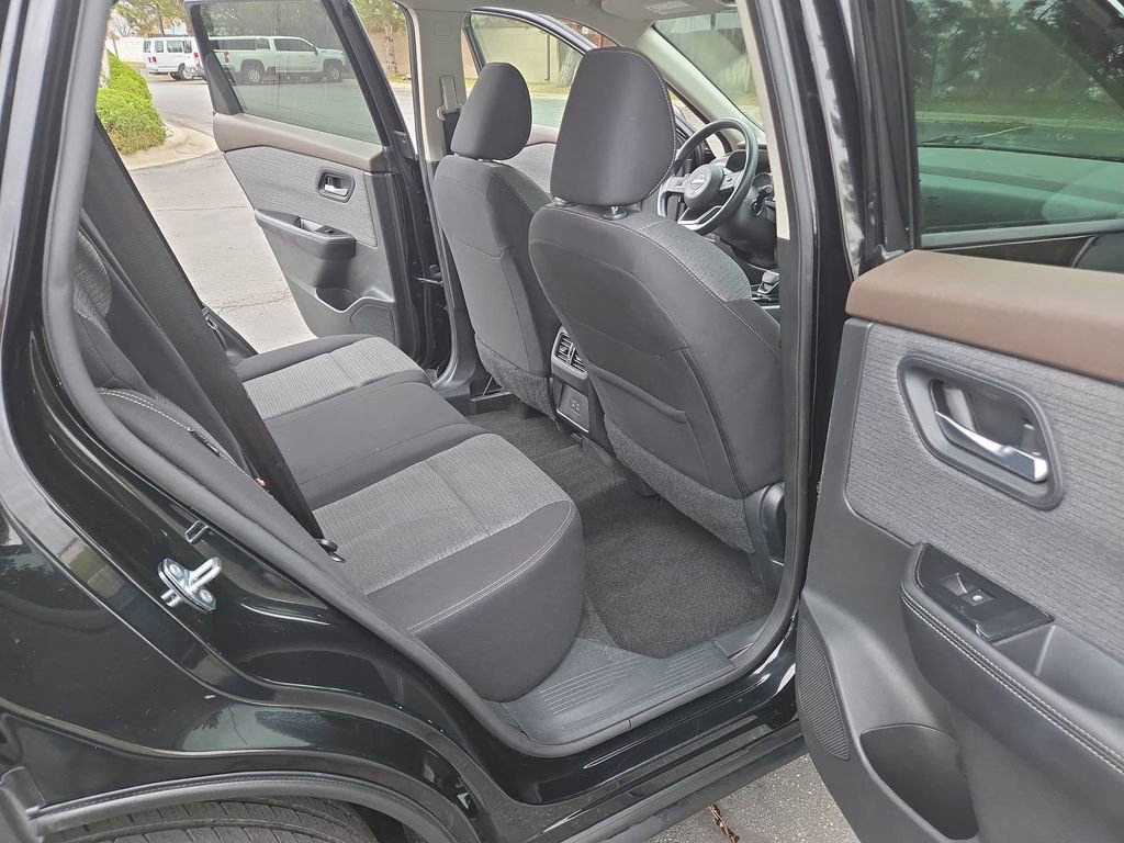 Used 2023 Nissan Rogue SV image 11