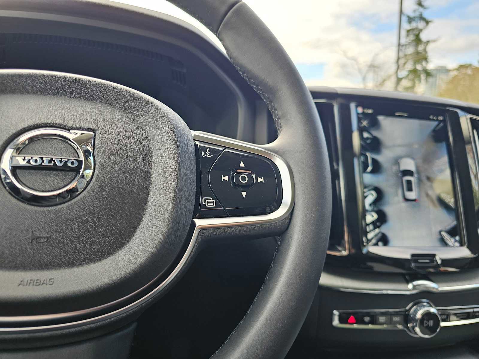 Certified 2025 Volvo XC60 T8 Plus w/ Protection Package Premier image 33