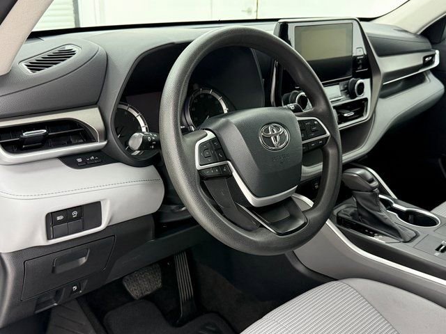 Used 2023 Toyota Highlander L FWD image 8
