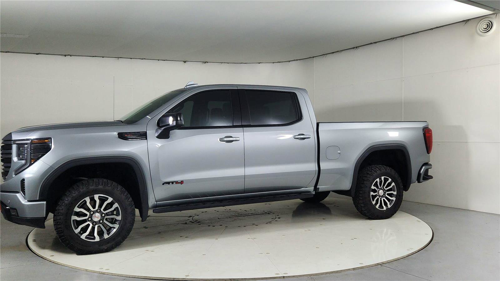 Used 2023 GMC Sierra 1500 AT4 w/ Technology Package image 3