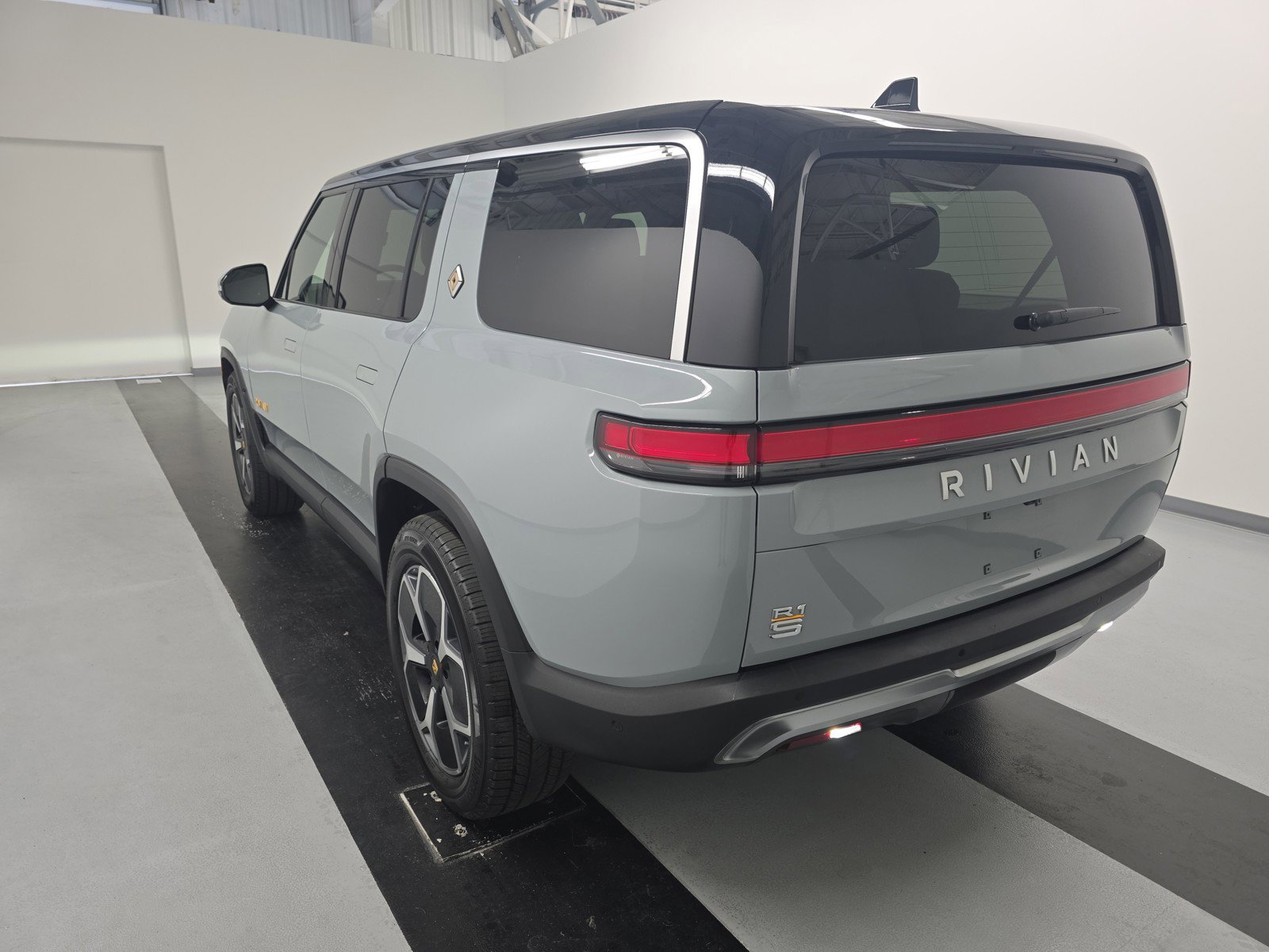 Used 2024 Rivian R1S Adventure AWD/4WD image 3