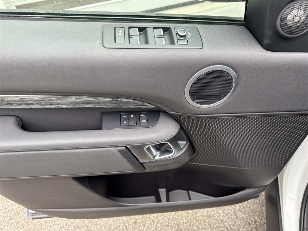 Certified 2018 Land Rover Discovery HSE image 19