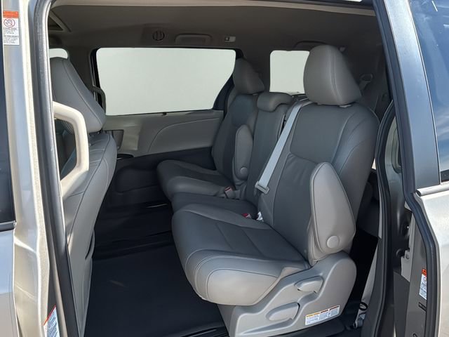 Used 2015 Toyota Sienna XLE w/ XLE Navigation Package image 12