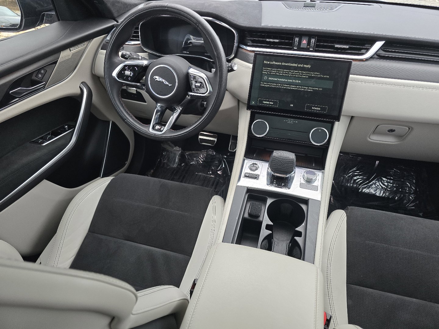 Used 2023 Jaguar F-PACE SVR image 37