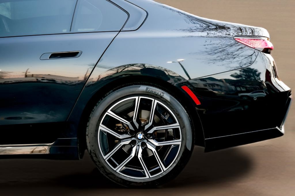 Used 2023 BMW 740i w/ Parking Assistance Package image 7