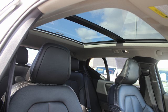 Used 2019 Volvo XC40 T5 Momentum image 32