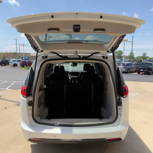 Used 2024 Chrysler Pacifica Touring-L FWD image 13