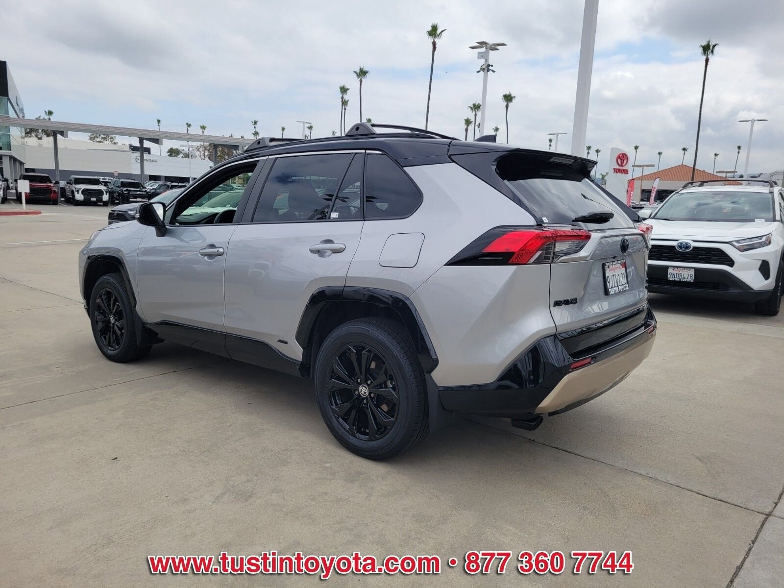 Used 2023 Toyota RAV4 XSE AWD/4WD image 6