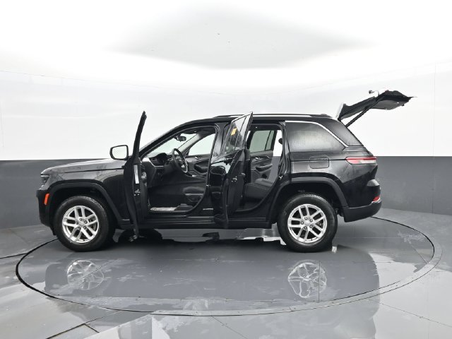 Used 2023 Jeep Grand Cherokee Laredo w/ Luxury Tech Group I AWD/4WD image 31