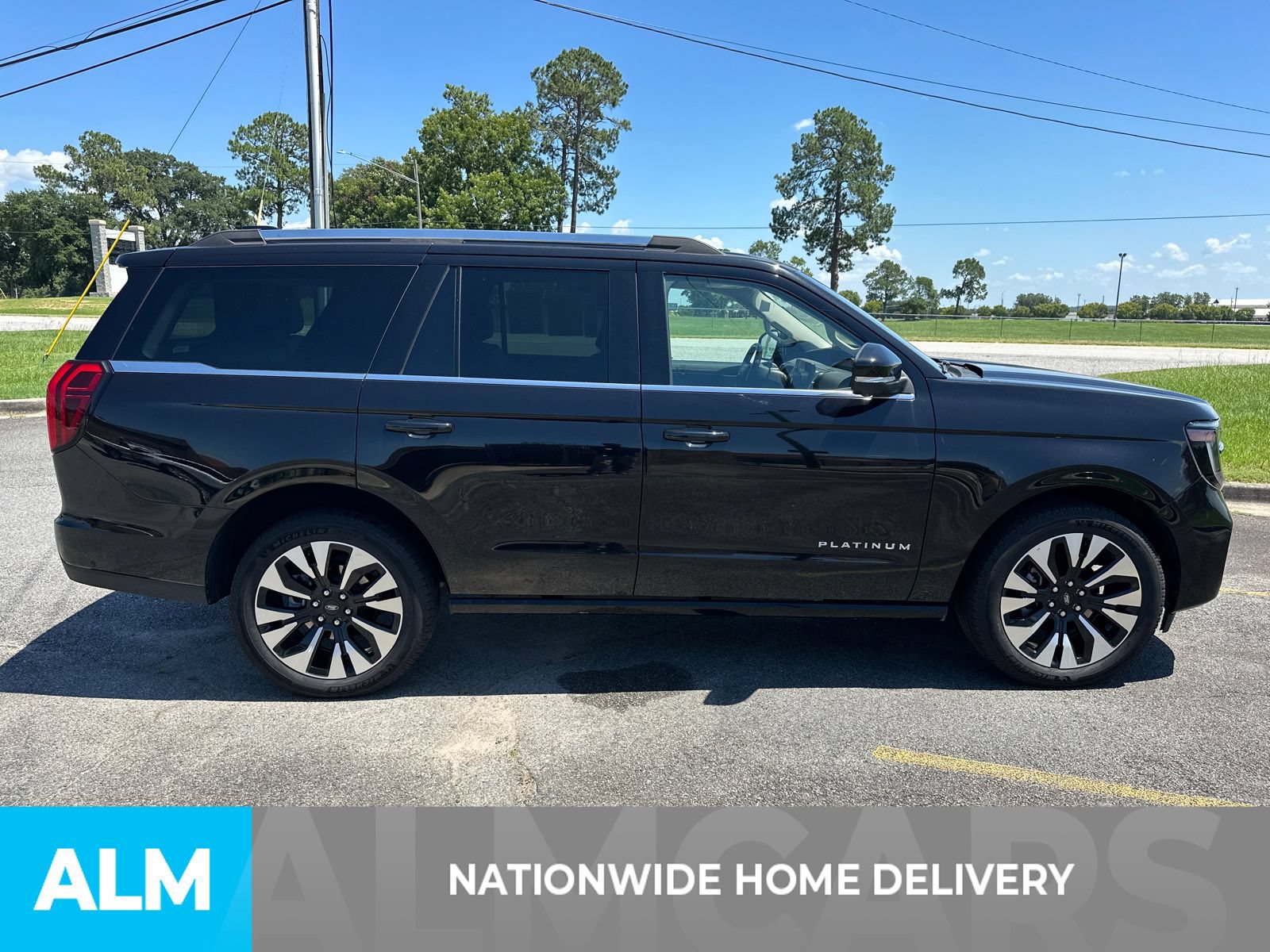 Used 2025 Ford Expedition Platinum w/ Driver's Package AWD/4WD image 4