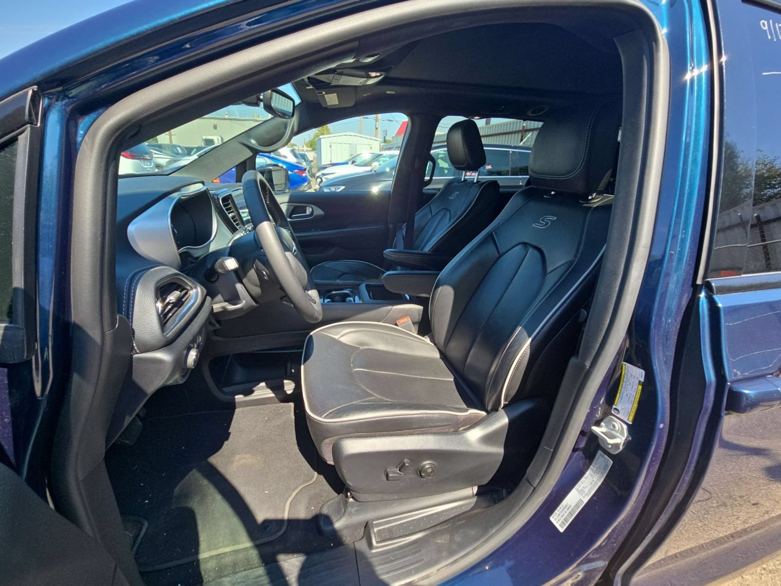 Used 2025 Chrysler Pacifica Limited FWD image 8