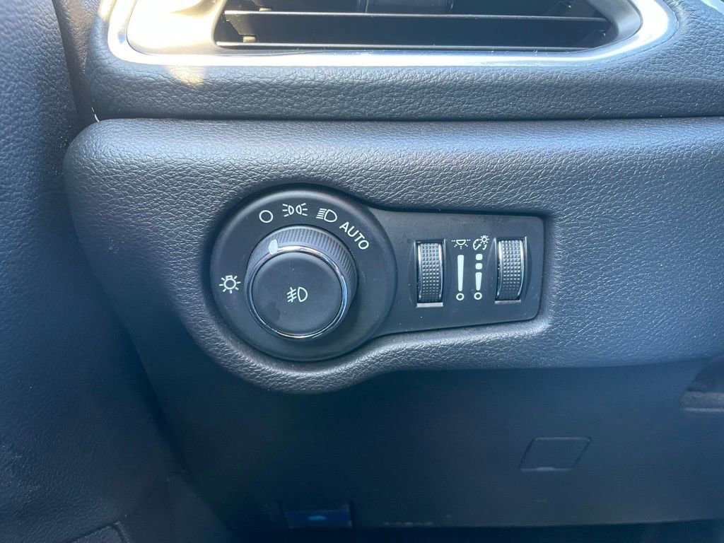 Used 2025 Chrysler Pacifica Limited image 46