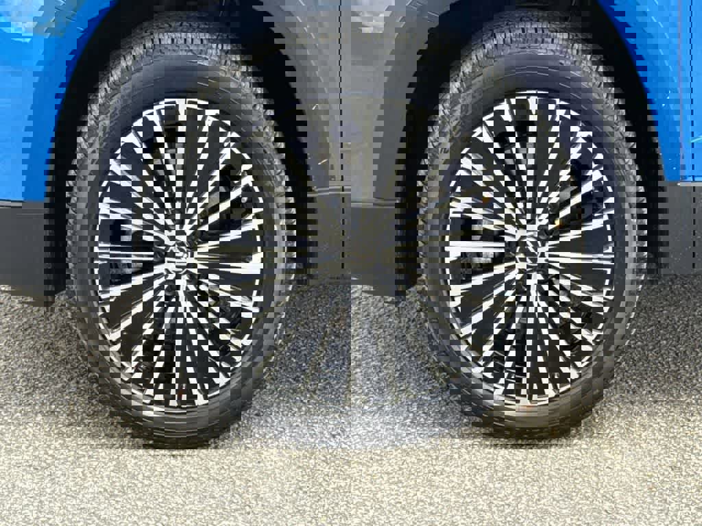 Used 2025 Volkswagen Taos SE image 11