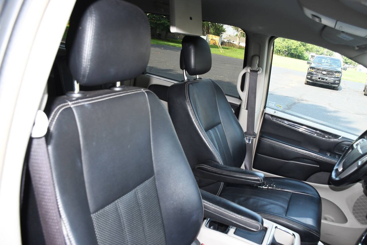 Used 2015 Chrysler Town & Country Touring-L w/ Driver Convenience Group FWD image 28