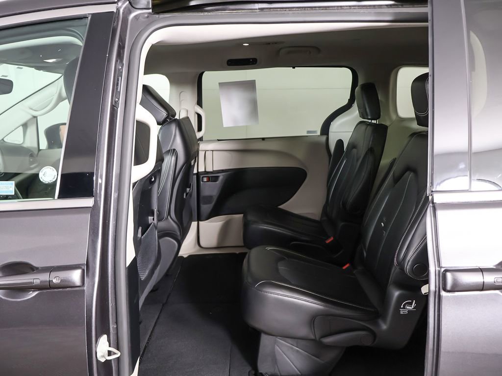 Used 2023 Chrysler Pacifica Touring-L FWD image 27