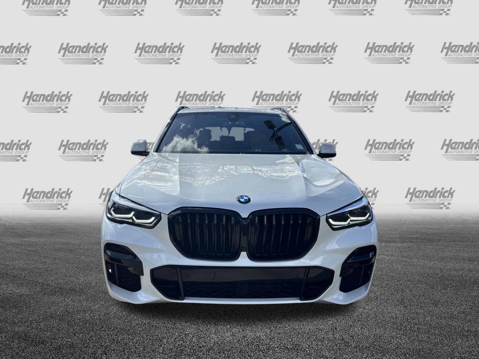 Used 2022 BMW X5 xDrive40i w/ M Sport Package AWD/4WD image 3
