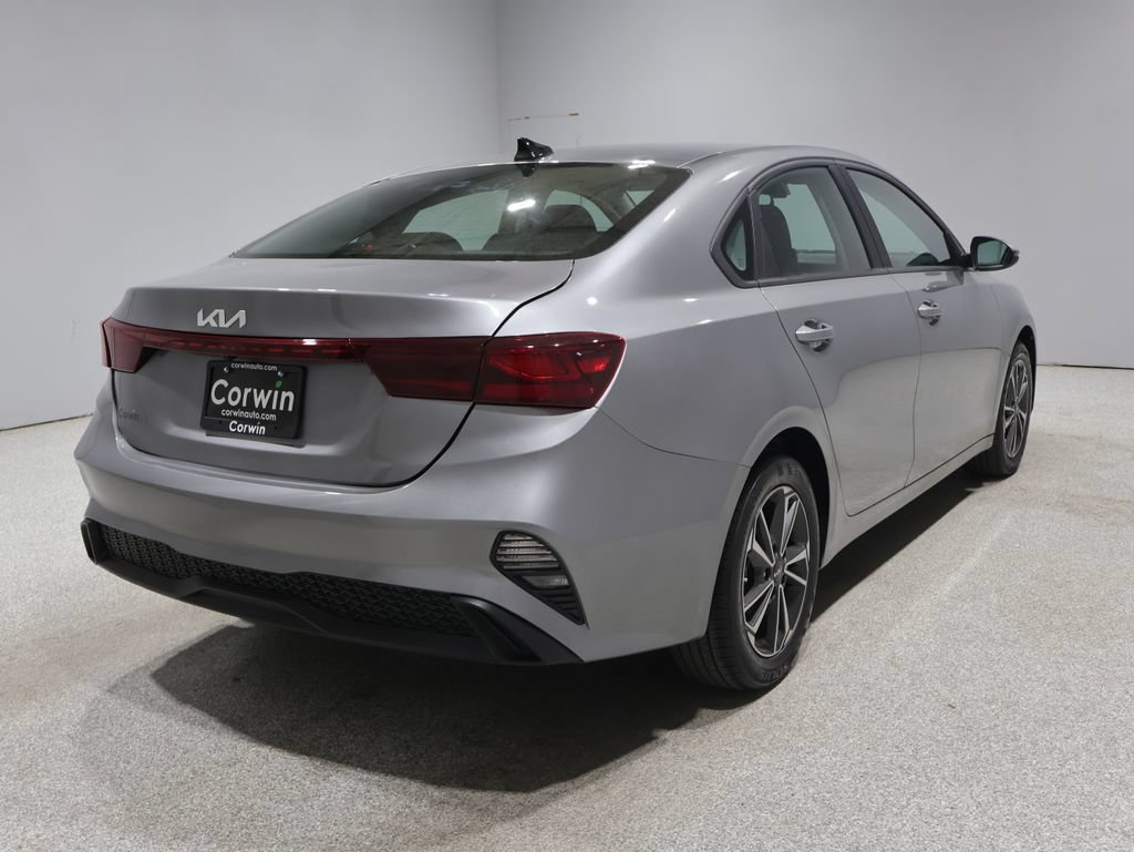 Used 2023 Kia Forte LXS w/ LXS Technology Package FWD image 2