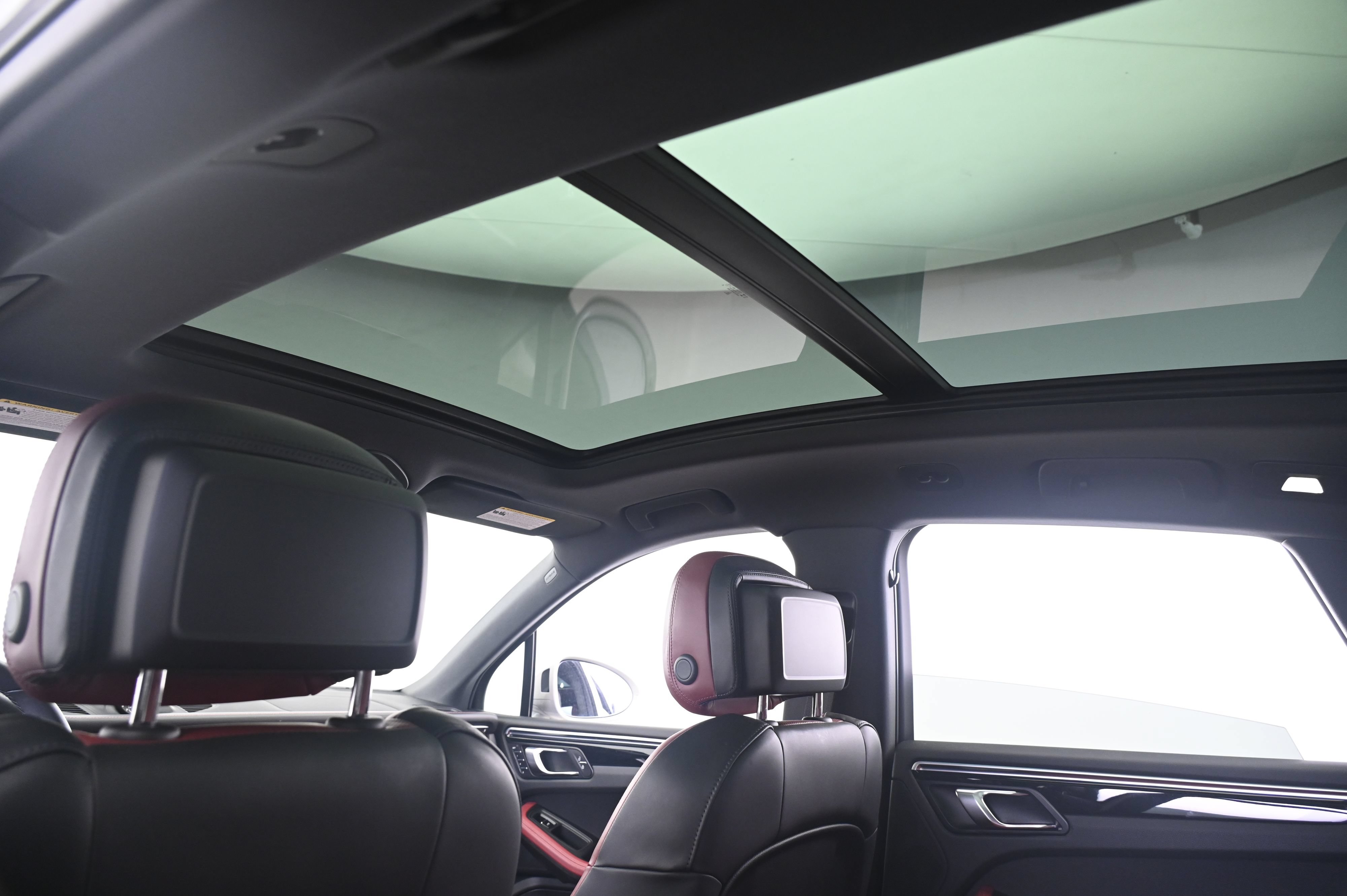 Certified 2023 Porsche Macan AWD/4WD image 25