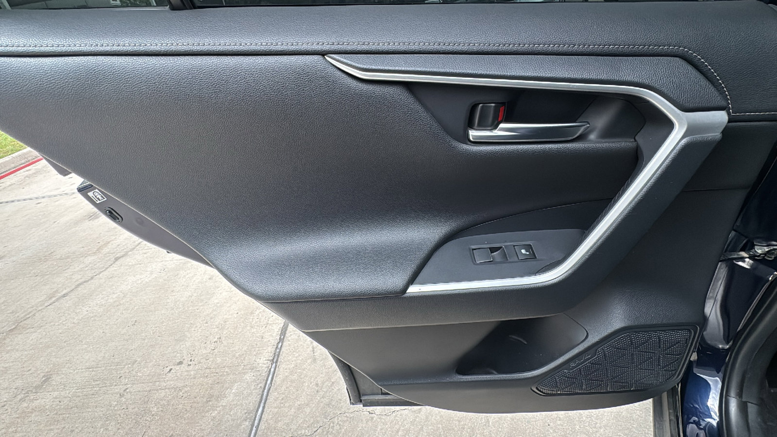 Used 2019 Toyota RAV4 Limited w/ Advanced Technology Package FWD image 16