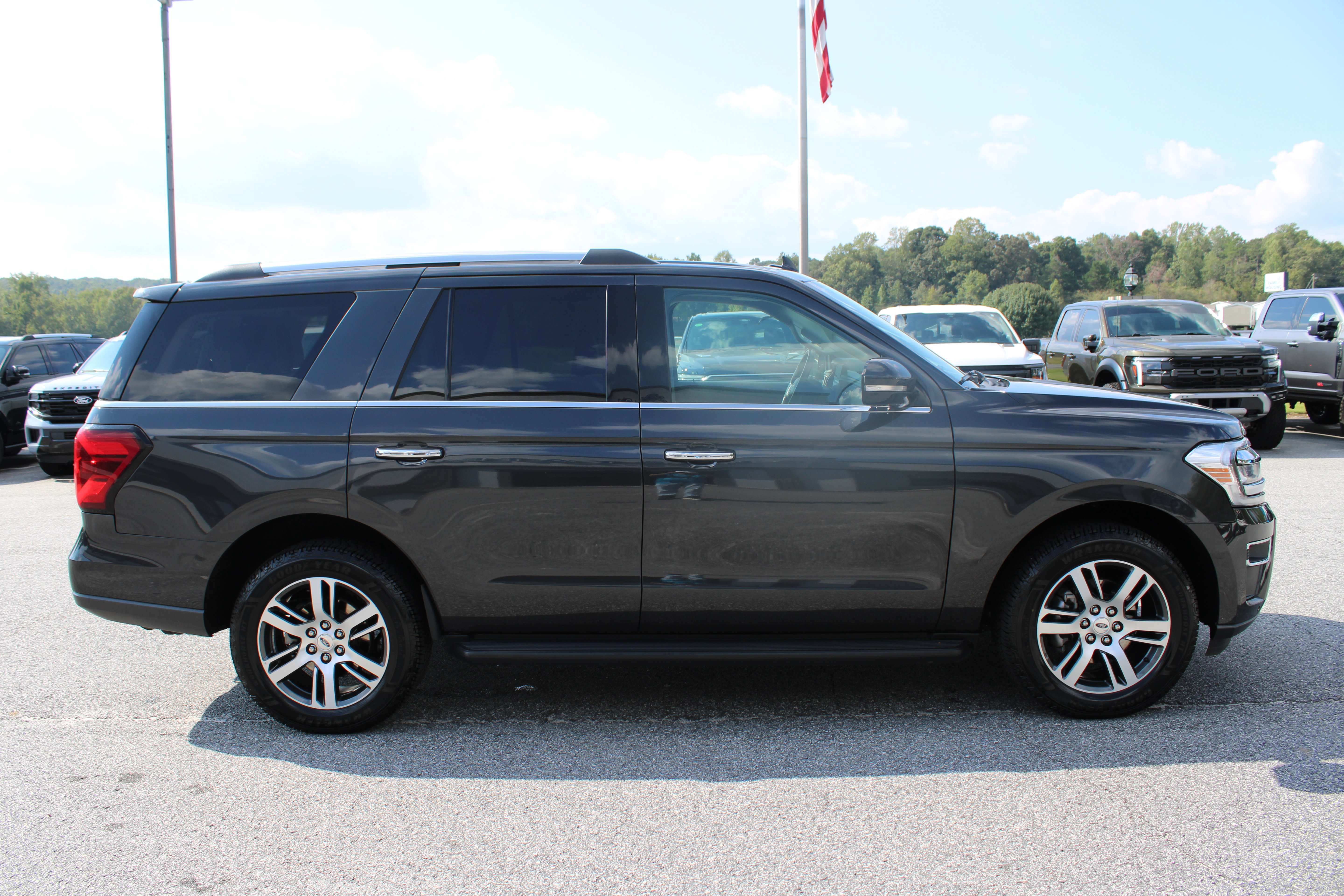 Used 2024 Ford Expedition Limited RWD image 5